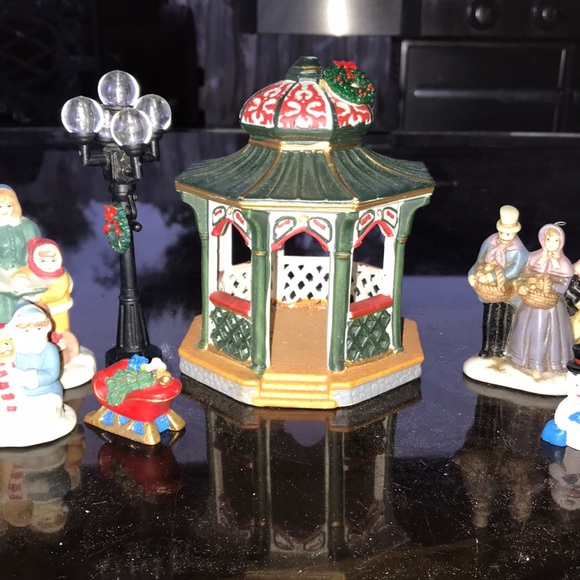 Christmas Scene With 8 Ceramic Pieces and Lemax ©1996...